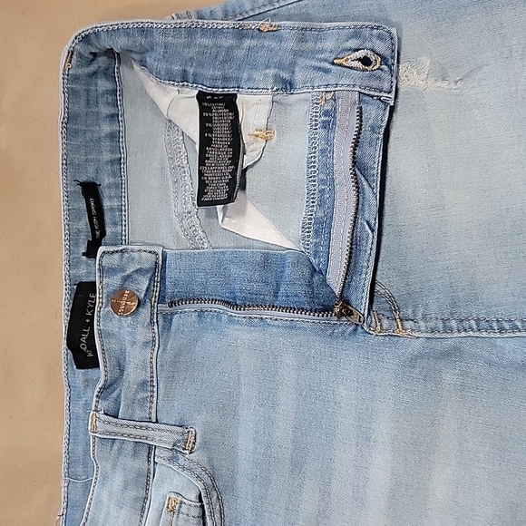 Kendall + Kylie Size 9/29 The Icon Short, Medium Light Wash Denim Shorts - Picture 8 of 11